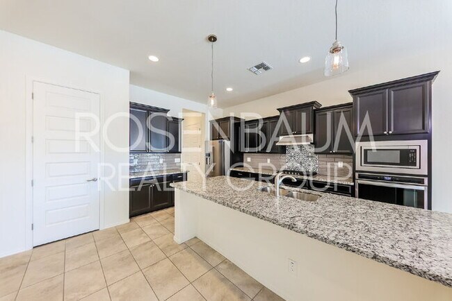 Foto del edificio - Stunning 4-bedrooms, 3-baths home in the h...