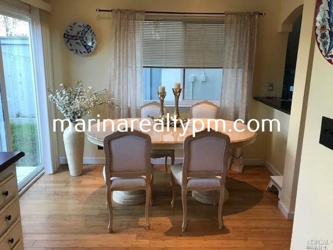 Building Photo - Gorgeous 3 bedroom 2.5 bath 2 story Townho...