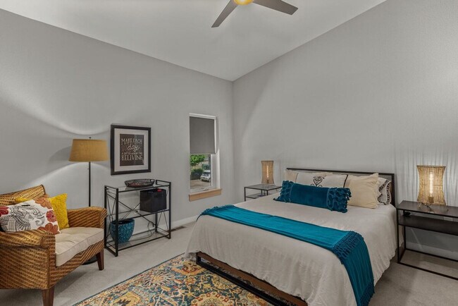 Foto del edificio - 352 W 5th St