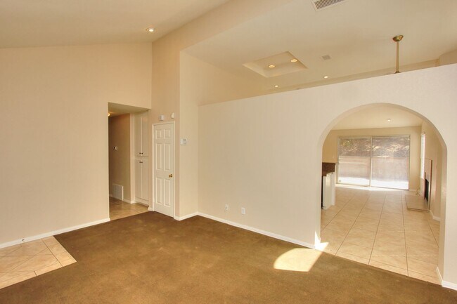 Foto del edificio - Spacious 3 Bedroom, 2 Bath Home in Beautiful Lake Elsinore!
