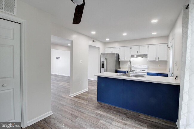 Building Photo - 2415 Prentice Ct