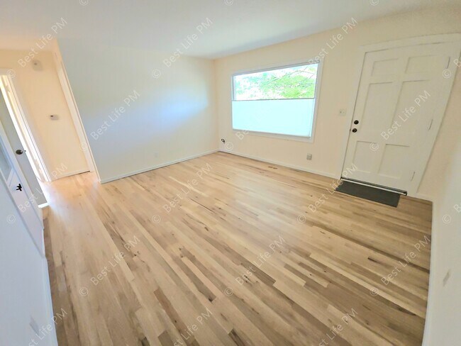 Foto del edificio - 7037 N Monteith Ave
