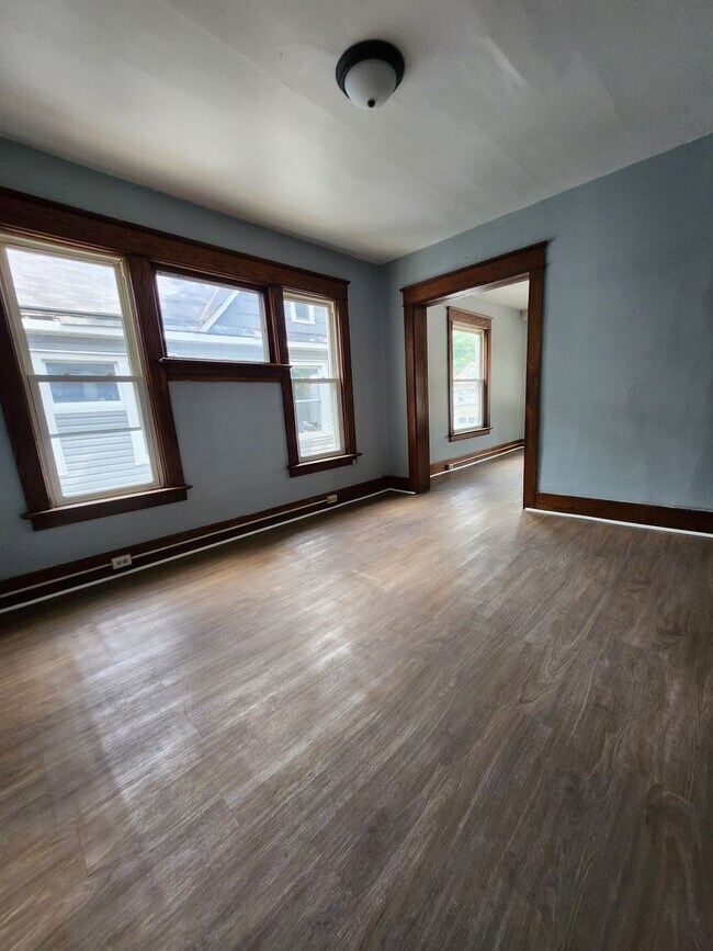 Foto del edificio - Upper 2 bedroom unit