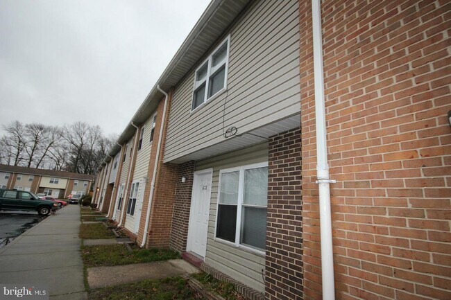 Building Photo - 686 Holly Dr
