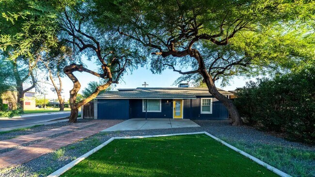 Frente de la casa - ¡Lote de esquina! - 608 W 9th St