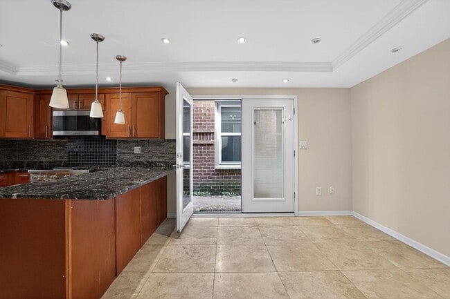 Foto del edificio - Spacious 1Bd/1Bth condo nestled in the heart of Old Town Alexandria! Pets Welcome!