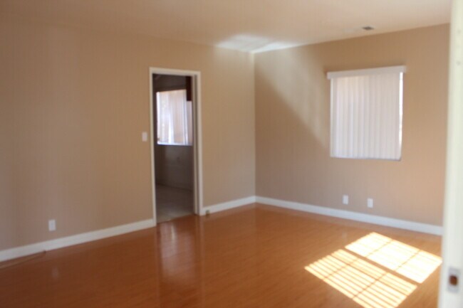 Foto del edificio - ( ( ( CUTE 4 BEDROOM 2 BATH ONE STORY HOUS...