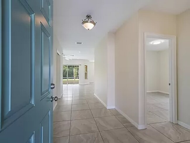 Foto del edificio - Conveniently located to everything. 3 bedr...