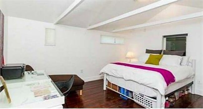 Building Photo - Two Bedrooms Adorable House