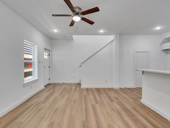 Foto del edificio - Brand New 3 Bed / 2.5 Bath Duplex Move-In Ready!