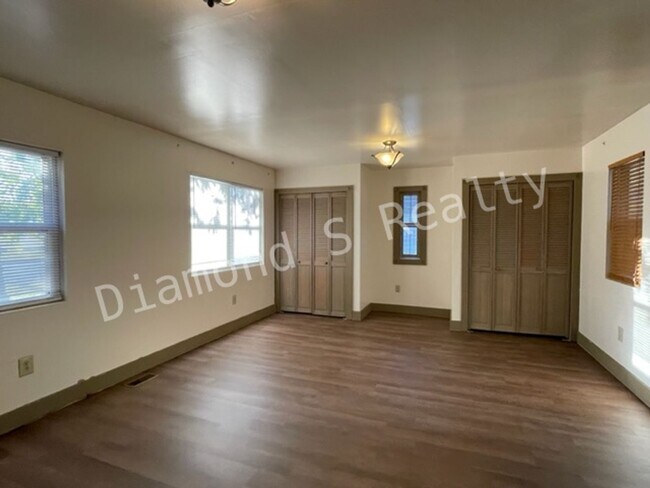 Foto del edificio - Charming Bungalow Available Early July