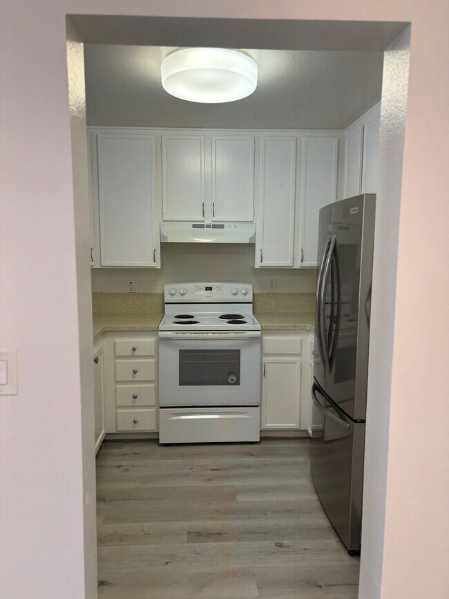 Building Photo - LARGE 2 BEDROOM 2 BATH  MASTER SUITES COND...