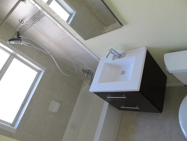 Foto del edificio - 407 Tyler Ave