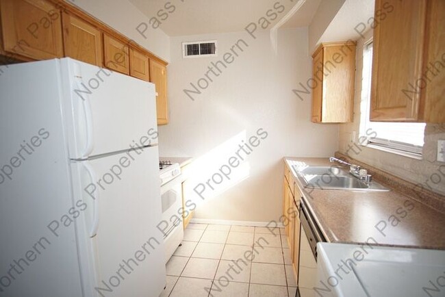 Building Photo - 2 Bedroom Duplex with Yard!