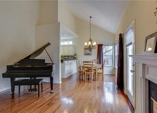 Foto del edificio - Charming 3 Bedroom Nashville Home with Pristine Hardwood Floors & 3 Full Baths!