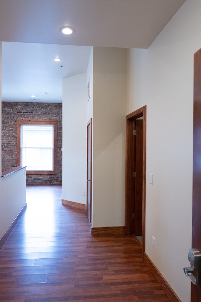 Building Photo - 418 Shelden Ave