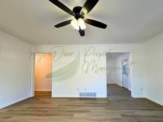 Foto del edificio - BEAUTIFULLY UPDATED 5 BED/ 3 BATH HOME WITH OVERSIZED GARAGE