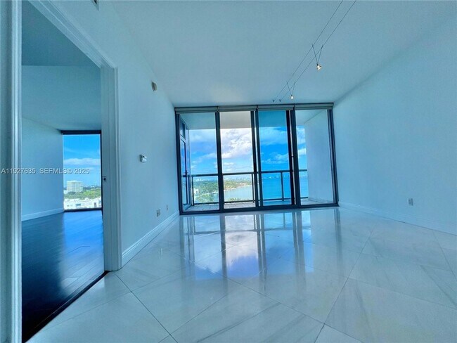 Foto del edificio - 601 NE 36th St