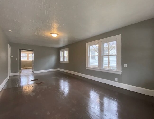 Building Photo - Nice 2 Bed/1 Bath Home, close to downtown