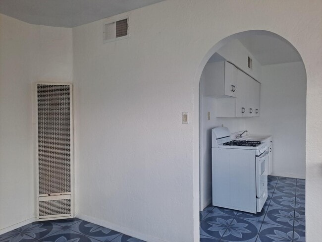 Building Photo - 4512 Sierra Vista Dr