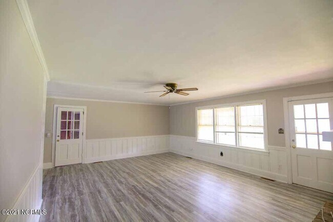Building Photo - 111 Camellia Ln
