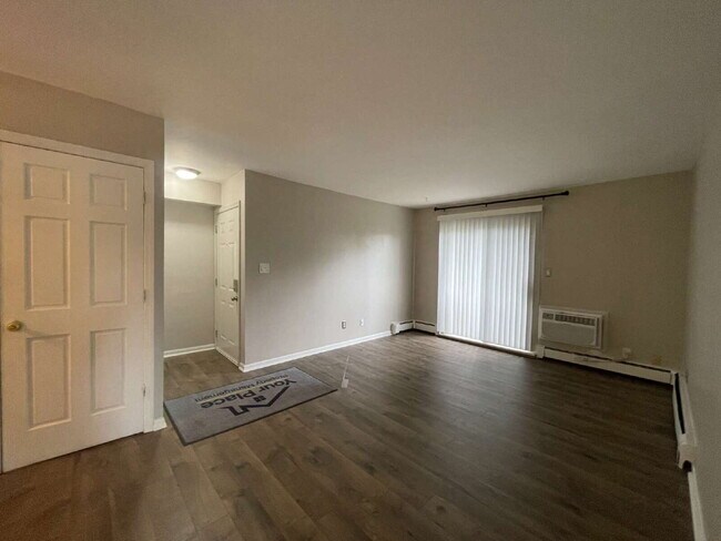 Foto del edificio - Private, End Unit - 2 Bed, 1 Bath Condo in...