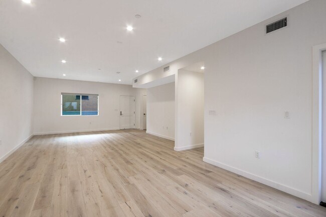 Foto del edificio - Gorgeous 3 Bedroom / 2 1/2 Bath Townhome-Style Apartment in Hollywood