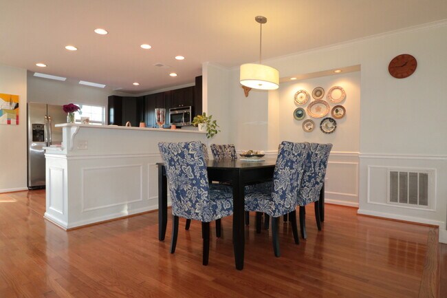 Building Photo - Gorgeous Luxury TH 4 bed, 3.5 bath w/ Wood...