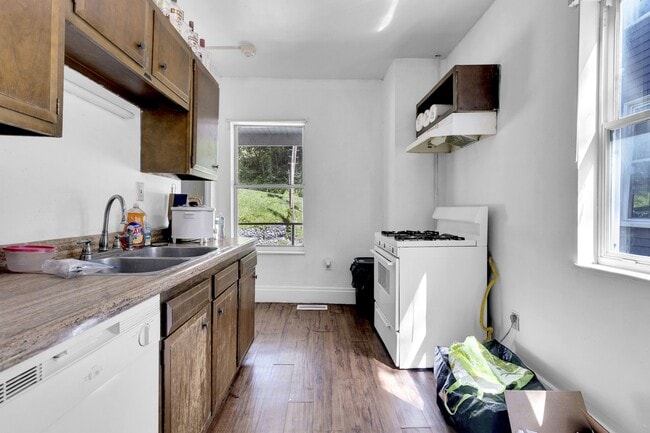 Building Photo - 352 Stewart St