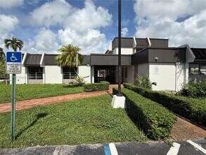 Building Photo - 10431 N Kendall Dr