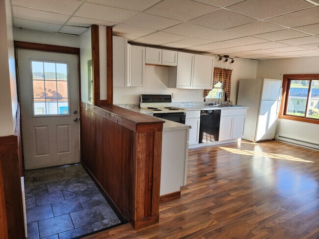 Entry and kitchen - 7731 Prill Rd