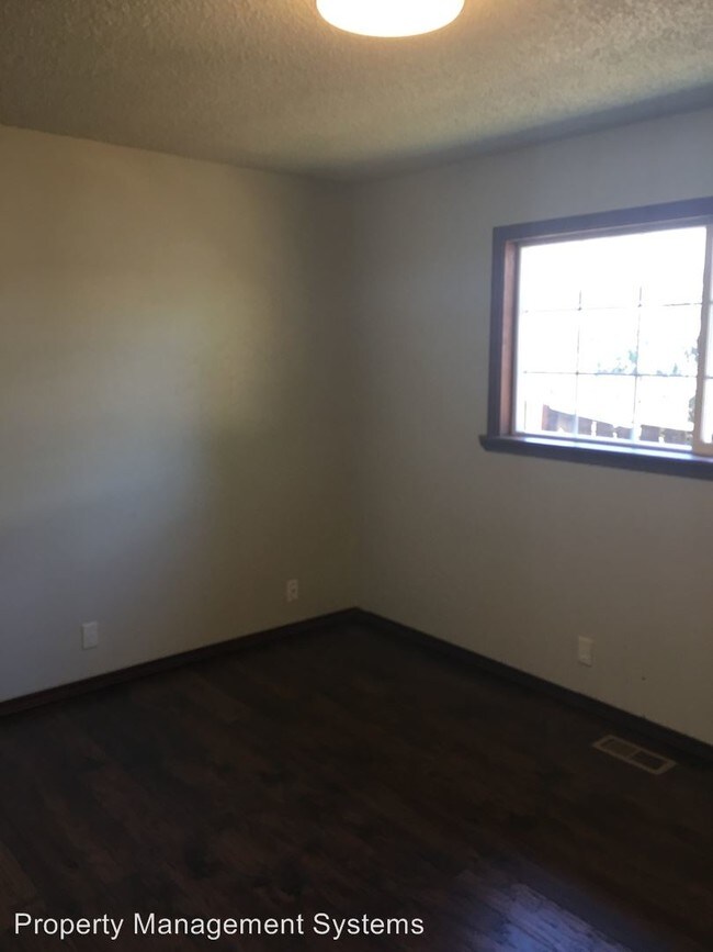 Building Photo - 2551 NE Parkwood St