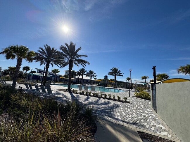 Foto del edificio - $300 OFF OF A MONTH OF RENT!! INTERNET INCLUDED! Modern 3 Bedroom, 2 Bathroom Townhome in Prime L...