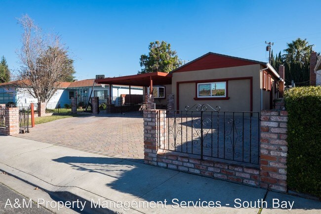 Building Photo - 1821 Briarwood Dr