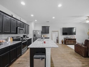 Building Photo - 420 Milverton Dr