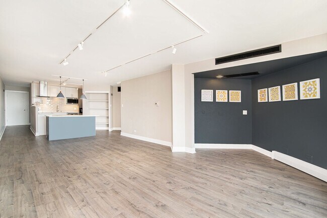 Building Photo - 1 Bedroom 1 Bathroom Updated Condo in Capi...