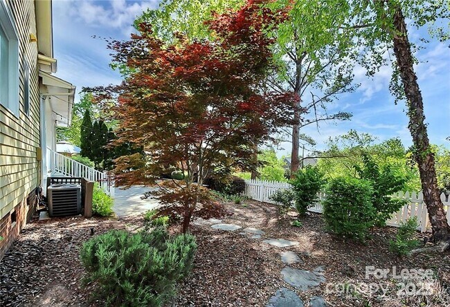 Building Photo - 2300 Mirow Pl