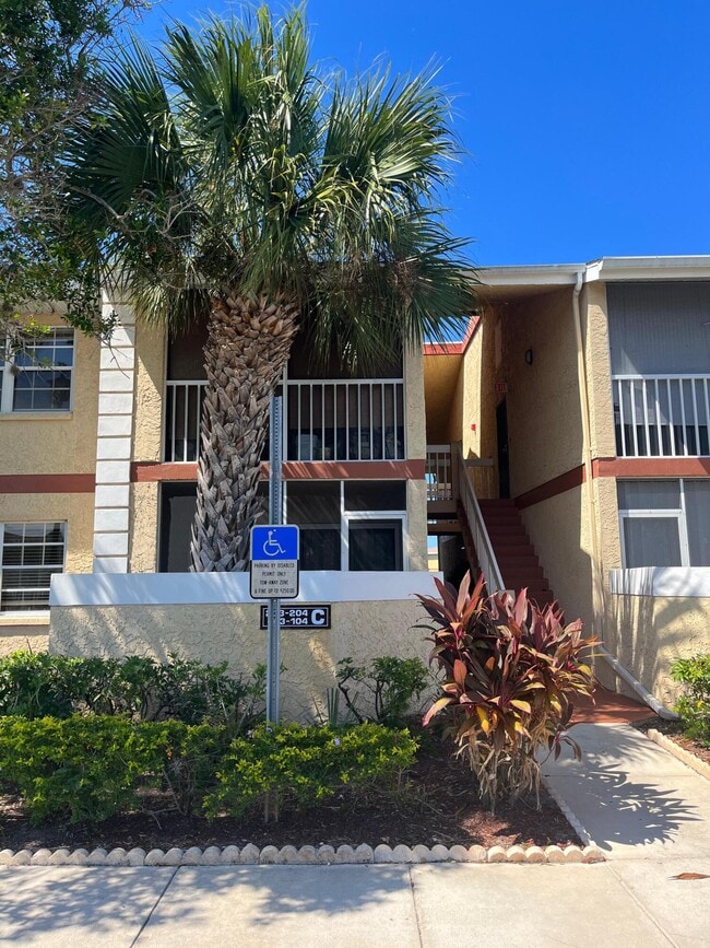 Building Photo - 1533 SE Royal Green Cir