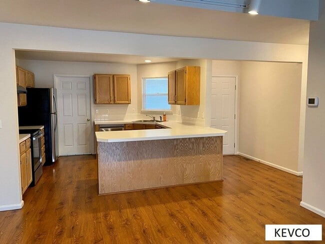 Building Photo - Spacious Townhouse with Central AC