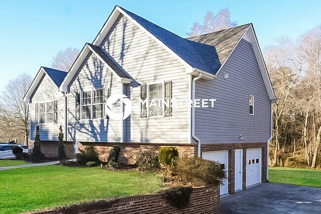 Foto del edificio - 3 Bedroom Pet-Friendly Home in CLEMMONS, NC with Main Street Renewal