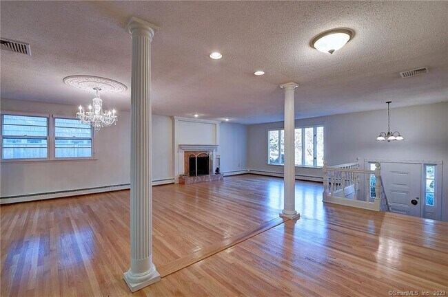 Building Photo - 1107 Farmington Ave