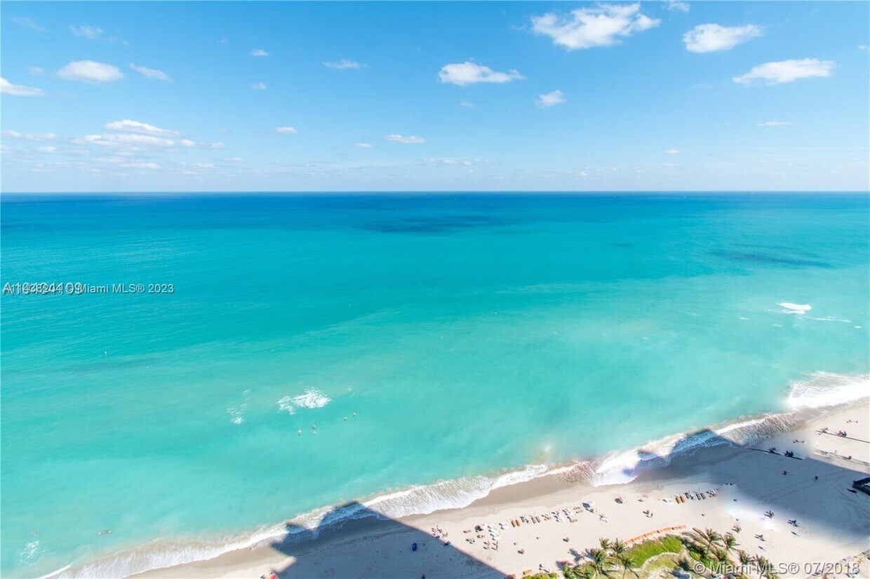 Foto principal - 19111 Collins Ave