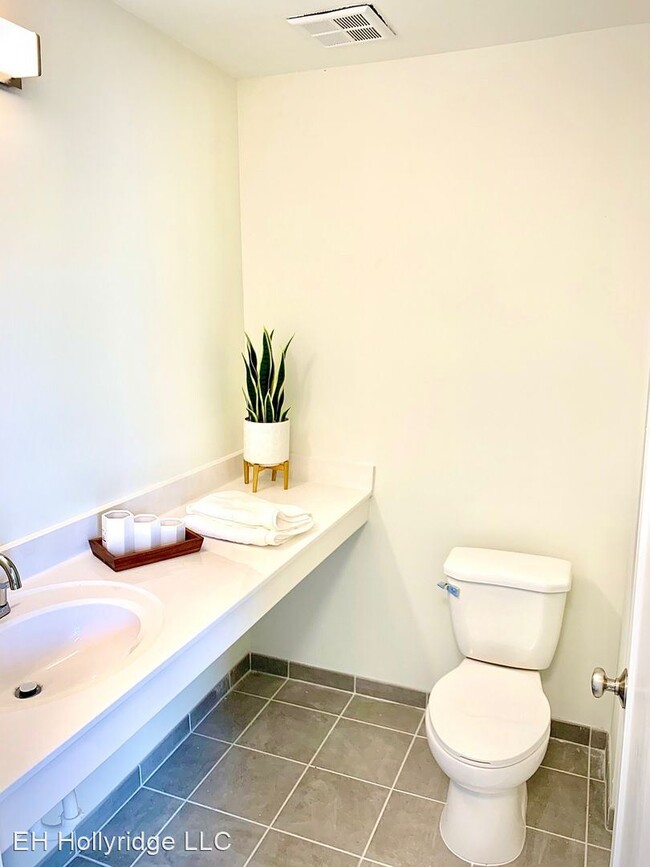 Foto del edificio - 5104 Hollyridge Dr