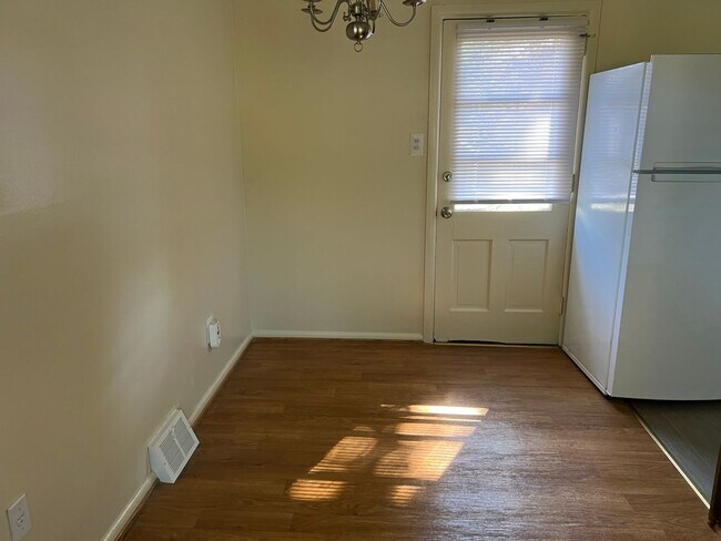 Building Photo - Spacious Home , Great Location