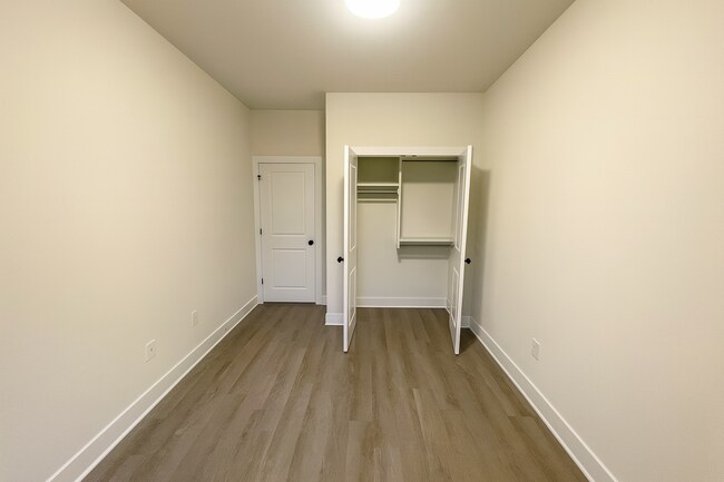 Foto del edificio - 11643/45 Harry Ct