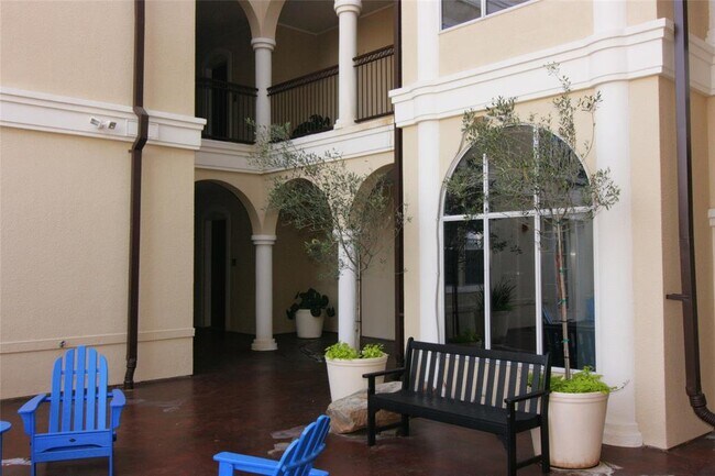 Foto del edificio - 7134 Mapleridge St