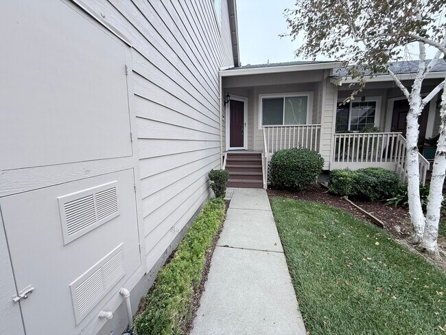 Foto del edificio - 533 Bustos Pl