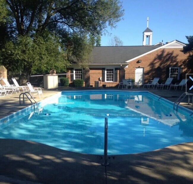 Piscina - 77 Atterbury Blvd