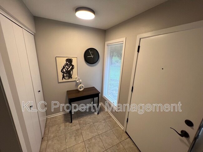 Building Photo - 3805 Maquoketa Dr