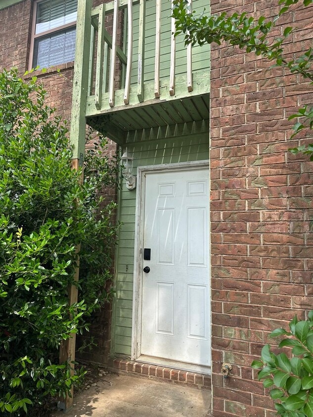 Primary Photo - Take a look at this 2-bedroom, 1.5-bathroom!